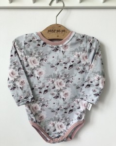 Body z cienkiej dzianiny jersey - różyczki na szarym
