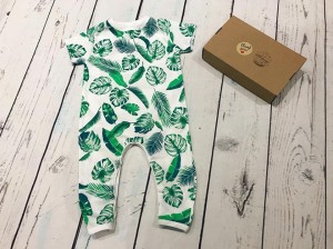 Rampers z cienkiej dzianiny jersey - zielone liście i piórka