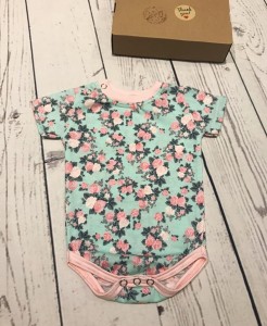 Body z cienkiej dzianiny jersey - róże na mięcie