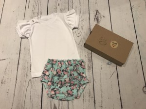 Zestaw - bluzeczka biała i bloomersy róże na mięcie