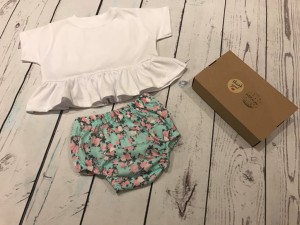 Zestaw - bluzeczka biała z baskinką i bloomersy róże na mięcie