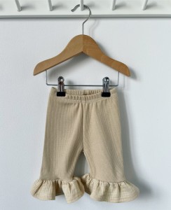 Getry z prążka z falbanką - beige