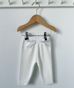 Getry z prążka z kokardką - śmietankowe