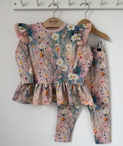 Zestaw bluzeczka z baskinką  + getry - Kwiatowy pejzaż