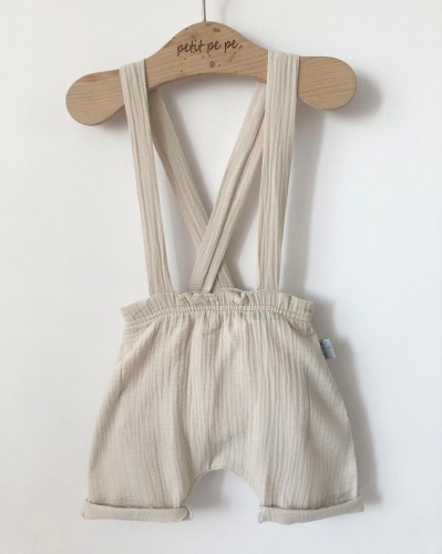 Spodenki dziecięce z szelkami z muślinu.jpg