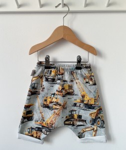 Spodnie dresowe krótkie - Plac budowy