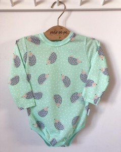 Body z cienkiej dzianiny jersey - jeżyki na zielonym